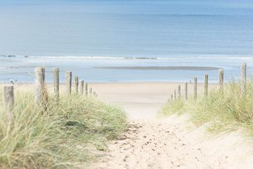 The beach - Door de duinen naar de zee van Chantal Cornet