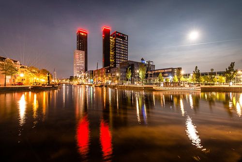 Volle Maan en de skyline van Leeuwarden