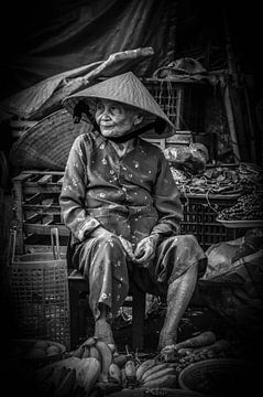 Een oude vrouw op een markt. van Gunter Nuyts