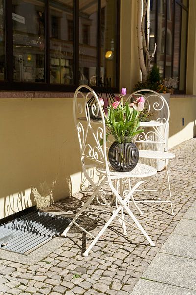 two chairs and a table for decoration by Heiko Kueverling