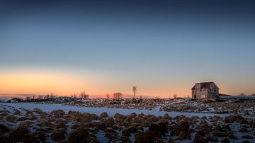 Boerderij zonsondergang op de Lofoten. van Erwin Floor