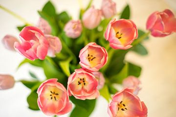 Boeket roze tulpen van Bas van Gelderen