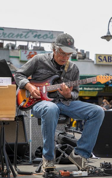 Guitariste de musique de rue joue le long du Fishermans Warf à San Francisco par Ton Tolboom
