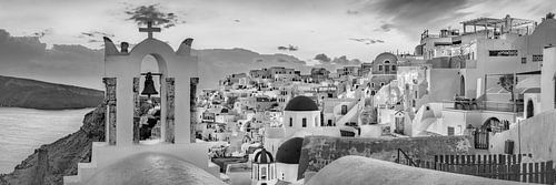 Het Griekse dorp Oia ( la Thira ) op Santorini in zwart-wit