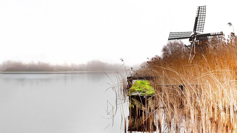Mühle in der Landschaft am Wasser an einem nebligen Tag - b von Marcel Kieffer