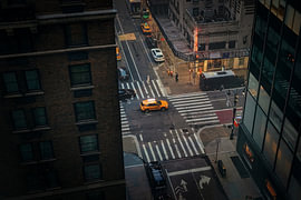 Gele taxi op kruispunt in New York van Thea.Photo