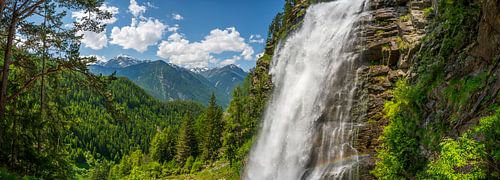 Stuibenfall waterval in Tirol tijdens een mooie lentedag