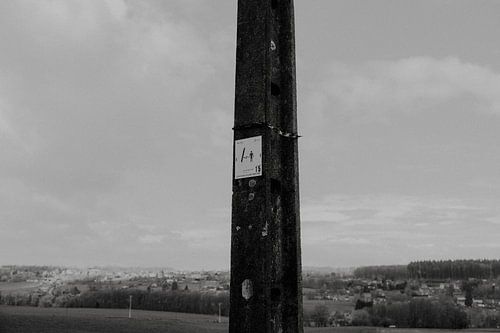 Hoogspanningsbord waarschuwing aan vallei in Marchin, Belgische Ardennen van Manon Visser