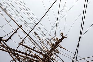 Slordige elektriciteit draden op een grijsblauwe achtergrond