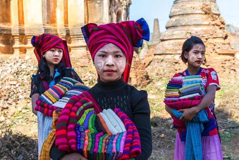 Fille vend des foulards de coton dans les ruines de pagodes au Myanmar Inle. Elle thanaka maquillage par Wout Kok