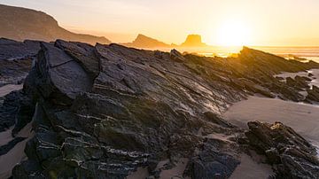 Rotsen op strand Zumbujeira do Mar, Portugal van Jessica Lokker