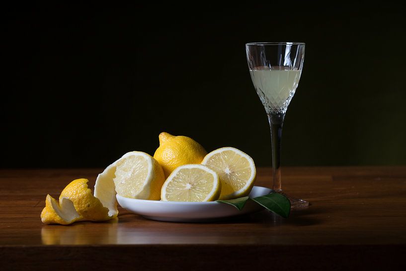 Stilleben mit Zitrone und Limoncello von Mooie Foto