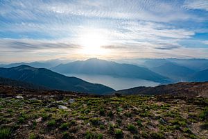 Uitzicht op het Lago Maggiore vanaf de Monte Gambarogno van Leo Schindzielorz