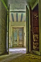 Deuren naar het licht in een verlaten kasteel RawBird Photo's Wouter Putter