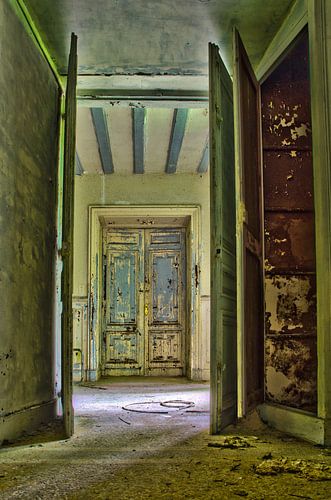 Deuren naar het licht in een verlaten kasteel RawBird Photo's Wouter Putter