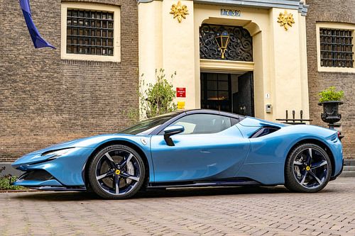Ferrari SF90 Spider sportwagen in lichtblauw