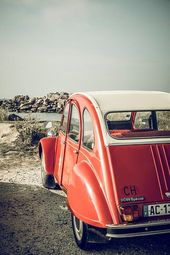 Franse klassieke Citroën 2CV auto geparkeerd in de duinen in de buurt van het strand in Bretagne, Fr