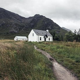 Wit huisje in Glencoe, Schotland van Jeroen Verhees
