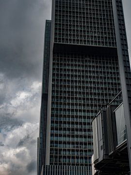Bewolkt onder De Rotterdam van Jelco Heringa