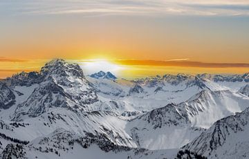 Bergpanorama met zonsondergang in Oostenrijk