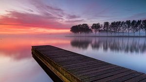 Jetée du lac Dirkshorn lors d'un lever de soleil brumeux (16:9)