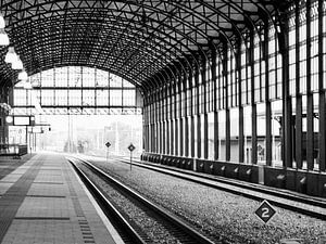 Den Haag Bahnhof Hollands Spoor ohne Zug in schwarz-weiß