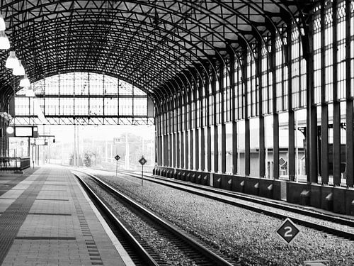 La Hague Hollands Spoor station sans train en noir et blanc