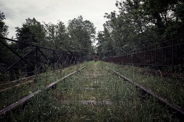 Een oude verlaten trein op een oud spoor