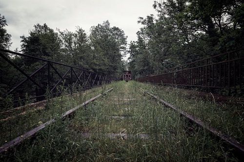 Een oude verlaten trein op een oud spoor