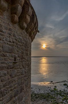 Zonsondergang bij Mont Saint Michel, Frankrijk van Maarten Hoek