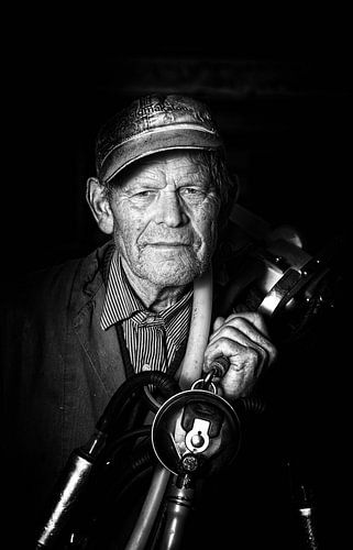 Agriculteur avec équipement de traite sur stan van der sluis