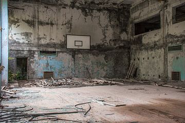 Een sporthal in de spookstad Pripyat van Tim Vlielander