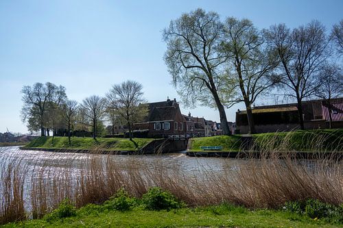 Weite Sicht auf den Stadtrand von Franeker