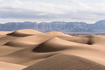 De kunst van de woestijn | zandduinen met schaduwen in Iran van Photolovers reisfotografie
