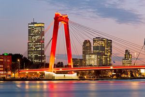 Willemsbrug te Rotterdam vlak na zonsondergang van Anton de Zeeuw
