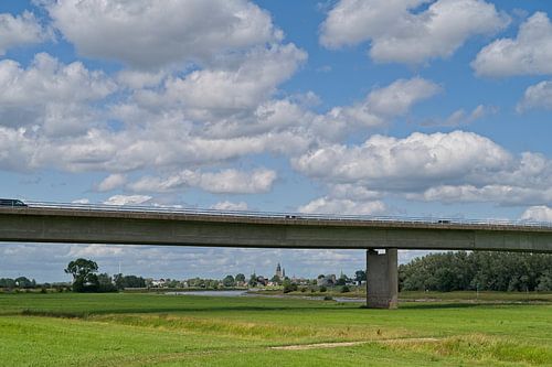 Doorkijkje Cortenoeversebrug op Zutphen van Henk van Blijderveen