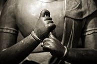 Hände der meditierenden Buddha-Statue in Sepia von Rob van Keulen Miniaturansicht