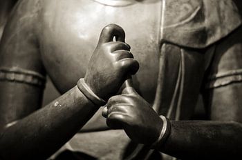 Mains d'une statue de Bouddha en méditation en sépia
