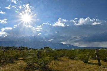 Zon en wolken boven Pinaleno Mountains van Bernard van Zwol