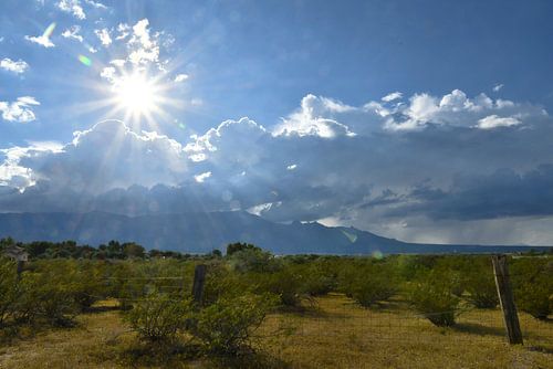 Zon en wolken boven Pinaleno Mountains