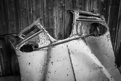 Saab 96 motorkap in het bos van Ryd, Zweden