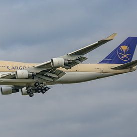 Atterrissage du Boeing 747-400 de Saudi Arabian Cargo. sur Jaap van den Berg