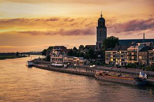 Die Skyline von Deventer in der goldenen Stunde