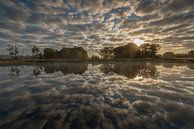 Wolkenreflectie in het Groot glasven van Iris Waanders thumbnail