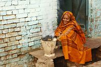 Jonge Indiase vrouw in de straten van Delhi