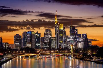 Skyline van Frankfurt in de avond van Frank Heldt