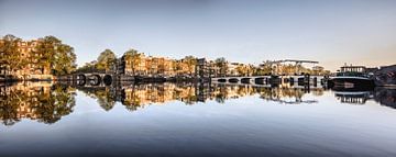 Grachtenhuizen aan de Amstel rivier in Amsterdam