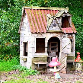 Maison de jeux féérique en bois dans la forêt sur Jose Lok