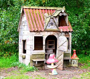 Sprookjesachtig houten speelhuis in het bos