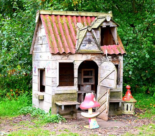 Sprookjesachtig houten speelhuis in het bos